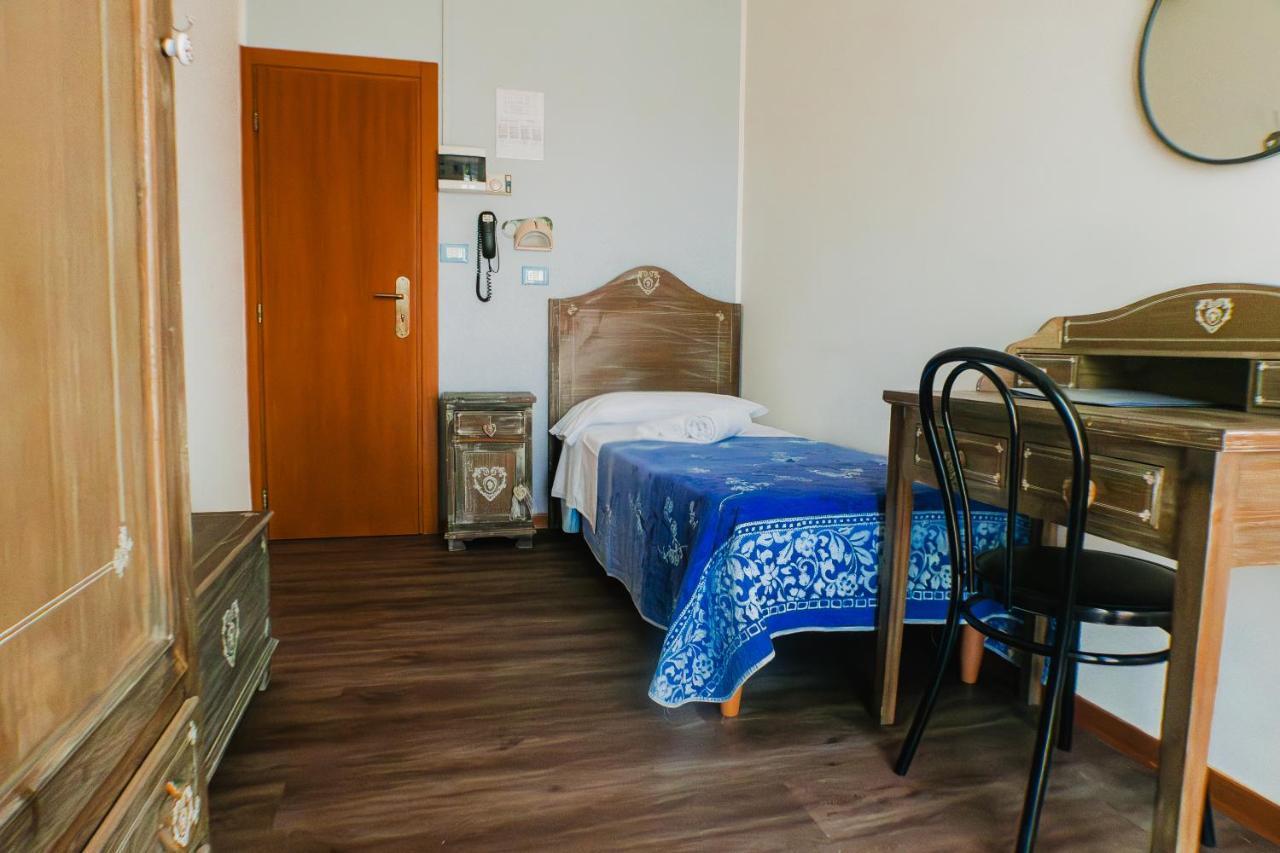 Jolie Hotel